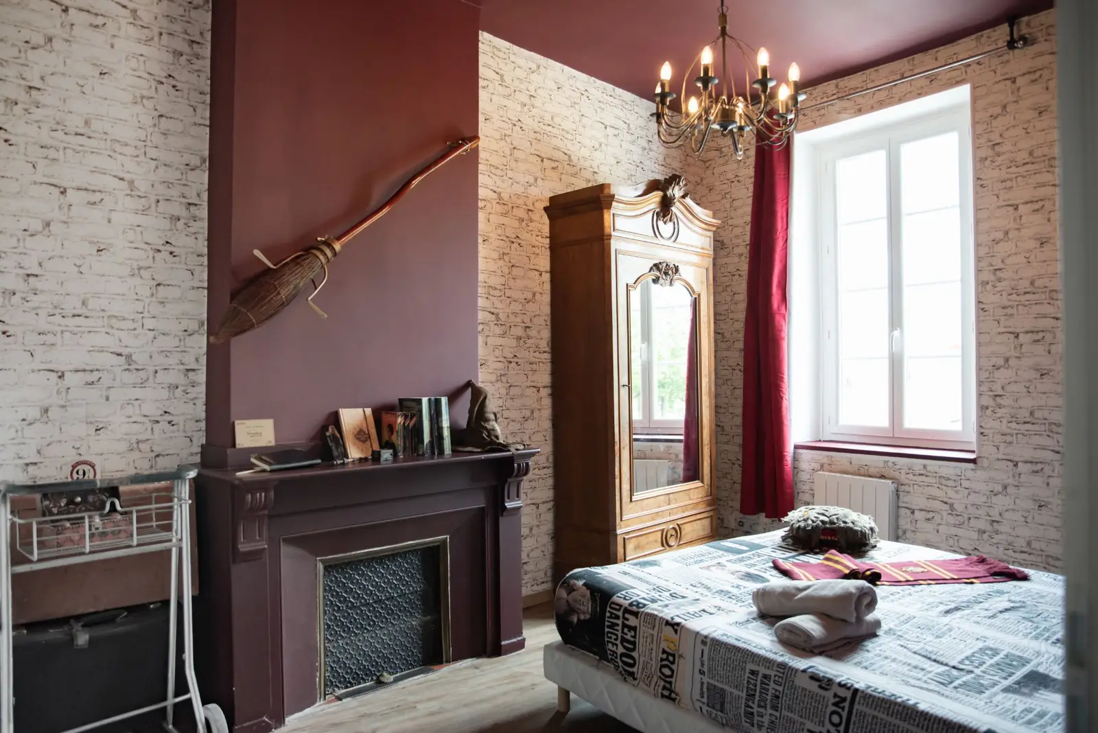 Chambre sorciers : lit double, cheminée, balai volant et armoire ancienne